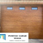 PUERTA DE GARAJE IMITACIÓN MADERA CON VENTANAS