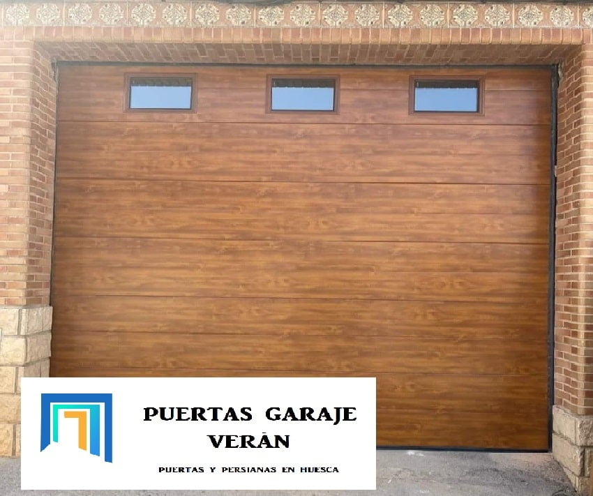 PUERTA DE GARAJE IMITACIÓN MADERA CON VENTANAS